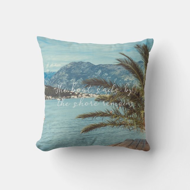 Almofada Uma paisagem com montanhas e uma palmeira (Frente)