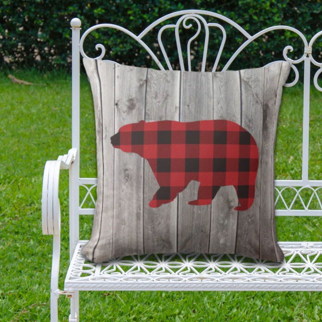Almofada ursinho de xadrez de búfalo vermelho de madeira ru (rustic woodland barn wood red buffalo plaid bear outdoor pillow)