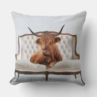 Almofada Vaca Highland Soltando em White Vintage Sofa