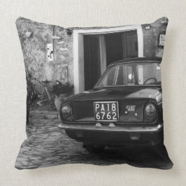 Almofada Veículo Vintage FIAT em Itália, em monocromo