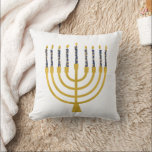 Almofada Velas Azuis Festivas Menorah Hanukkah Desenho<br><div class="desc">Velas de folha de ouro falsa para a comemoração de Chanucá. A ilustração menorah Whimsical com estrelas brancas cobria velas celestiais em um falso suporte de velas menorah dourada. Menorah starry Hanukkah ilustrou presentes de design e produtos de papel.</div>