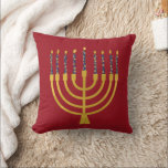 Almofada Velas Azuis Festivas Menorah Hanukkah Desenho Verm<br><div class="desc">Velas de folha de ouro falsa para a comemoração de Chanucá. A ilustração menorah Whimsical com estrelas brancas cobria velas celestiais em um falso suporte de velas menorah dourada. Menorah starry Hanukkah ilustrou presentes de design e produtos de papel.</div>
