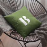 Almofada Verde Oleícola Escuro Monograma<br><div class="desc">Estilo de fonte monograma decorativo retrorativo em branco contra um verde-oliva escuro moderno. Simples decoração para a sua sala de estar. Você pode personalizar a cor do plano de fundo,  bem como o estilo e a cor da fonte.</div>