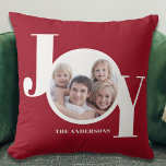 Almofada Vermelho de Fotografia Personalizada de Feriado de<br><div class="desc">Adicione um toque de alegria à sua decoração festiva este ano com este Travesseiro de Foto de Natal moderno. É decorada com a palavra JOY em tipografia moderna branca,  sobre fundo vermelho de marrom. Facilmente personalizável com sua foto e seu nome.</div>