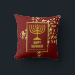 Almofada Vermelho | HANUKKAH FELIZ com | Menorah<br><div class="desc">Na moda travesseiro festivo com estrelas douradas falsas e menorah. HOLIDAY BLESSINGS aparece em sutil padrão de fundo. O texto do marcador de posição é personalizável para que você possa alterar HAPPY HANUKKAH para uma saudação de sua própria escolha (texto de tamanho semelhante) ou em seu próprio idioma, e você...</div>