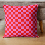 Almofada Vermelhos e Rosa Neon Checkerboard Vintage<br><div class="desc">Quadro de verificação fino cor-de-rosa e vermelho | Vintage | Clássico | Evolução | NA MODA | Moda | Mínimo</div>