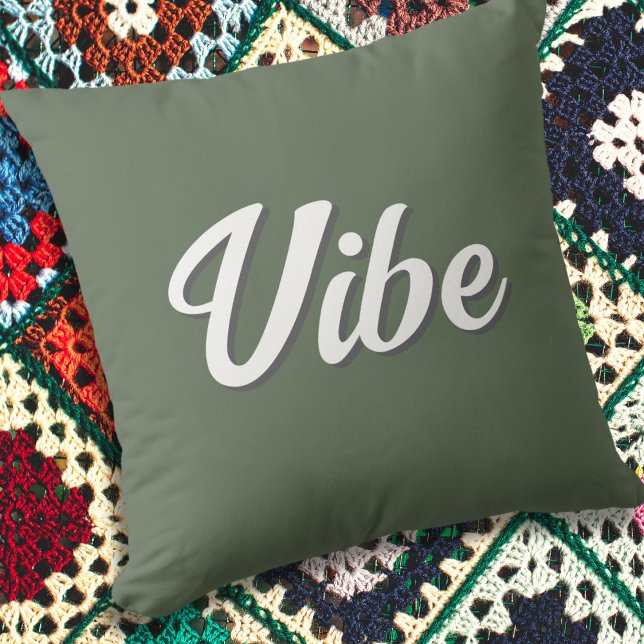 Almofada Vibe Groovy Retro Olive Green (An olive green throw pillow with 'Vibe' in white script typography)