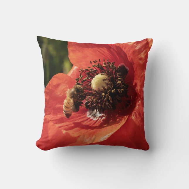 Almofada Vibrant Red Poppy and Honey Bee Throw Pillow (Frente)