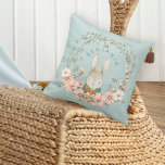 Almofada Vintage Cute Bunny Botanical Name Baby Boy Nursery<br><div class="desc">Cutensílios para o berçário do seu bebê com este coelho e design botânico num pano de fundo com efeito azul de ressonância em pó. O coelho doce está vestindo uma jaqueta verde e segurando um punhado de cenouras, e está se espiando atrás do creme e esfregando flores e folhas brancas...</div>