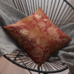 Almofada Vintage Floral Dourado No Padrão De Paisley Vermel<br><div class="desc">Tons de ouro elegantes padrão uniforme de ornamentado vintage paisley sobre fundo vermelho escuro.</div>