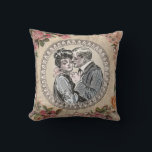 Almofada Vintage Romance Casal: Antigos Rosas Apaixonados G<br><div class="desc">Capturar o charme suave de uma era passada com este design de Casal Vintage Romance. Uma ilustração antiga lindamente feita de um casal amoroso, reminiscente da popular era Gibson Girl, é enquadrada centralmente por uma elegante fronteira ornamentado. Rosas enxutos, românticos e delicadas cinzas florais em tons de rosa e vermelho...</div>
