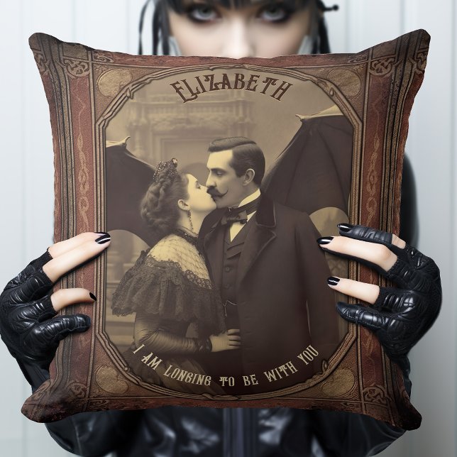 Almofada Vintage Romântica Drácula Beija Vampiro Gótico (The perfect Gothic pillow for your Gothic Bedroom. Dracula takes a woman into his seductive embrace.)