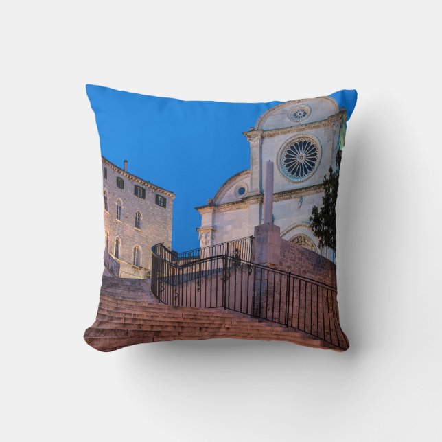 Almofada Visão noturna das escadas e da igreja em Split, Cr (Frente)
