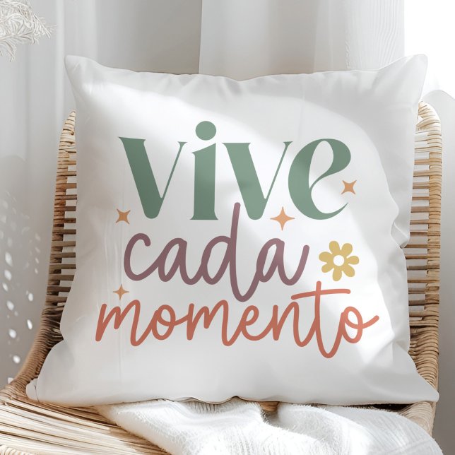 Almofada "Vive Cada Momento" Citação Inspiradora ("Vive Cada Momento" Inspirational Quote Throw Pillow in a sunny rattan armchair.)