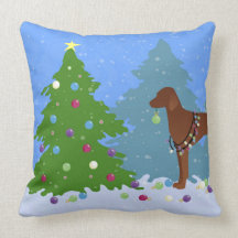 Vizsla Decorando uma Árvore de Natal na Floresta