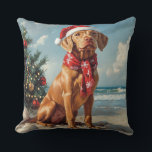 Almofada Vizsla Dog Christmas Vintage Beach<br><div class="desc">Traga o calor dos feriados para a costa com esta charmosa design inspirada na vintagem, que apresenta um cão festivo sentado numa praia serena. Com um clássico toque de feriado de tons nostálgicos e vibrações costeiras, esta trabalho de arte captura a magia do Natal pelo mar. Perfeito para espalhar alegria...</div>