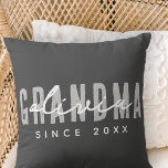 Almofada Vovó Desde 20XX Moderno e Simples<br><div class="desc">Esta design simples e moderna é composta por tipografia sã-serif.</div>