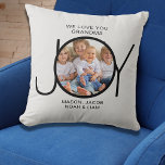 Almofada Vovó presente 1 Foto<br><div class="desc">Este simples e na moda travesseiro decorativo de fotos para sua avó é decorado com a palavra JOY e diz "Nós Te Amo Vovó". Facilmente personalizável com sua foto e nomes de netos. Faz um presente perfeito para a vovó.</div>