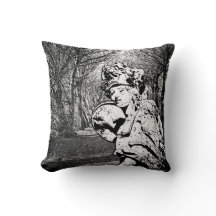 Walküre - Skulptur mit Baum-Arkade