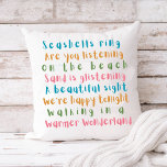 Almofada Warmer Wonderland Típica Tropical Natal<br><div class="desc">O travesseiro decorativo de algodão de Natal costeiro apresenta letras de tipografia na música "Wonderland de inverno", mas com uma reviravolta tropical que diz: "Anéis de conchas, vocês estão ouvindo? — Na praia, a areia está brilhando — Uma bela visão, estamos felizes esta noite — caminhando numa terra maravilhosa mais...</div>