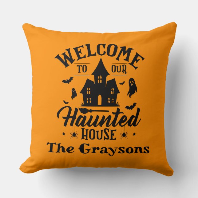 Almofada Welcome To Our House Halloween Spooky Decor (Frente)