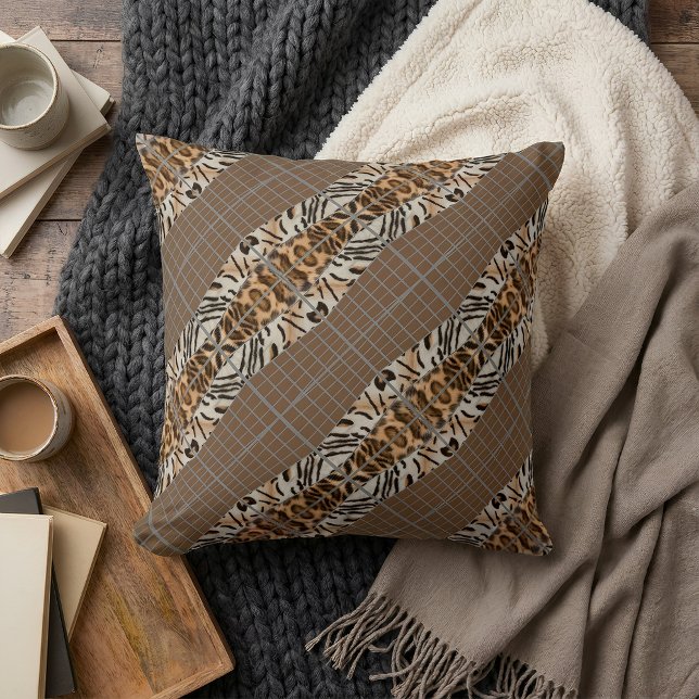 Almofada Wildcat Matrix - Bengal Cat Leopard Coffee Pillow (Abstract throw pillow is placed on blakets.)