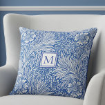 Almofada William Morris Marigold Blue Monograma<br><div class="desc">Traga elegância atemporal para o seu lar com este belo travesseiro decorativo William Morris, apresentando o icônico padrão floral "Marigold" azul e branco e uma inicial monograma personalizável. Perfeito para salas de estar, quartos ou como um adição elegante a um canto de leitura, também é um ótimo presente para quem...</div>
