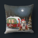 Almofada Winter Bulldog Caravan Christmas Adventure<br><div class="desc">Adotar a magia de uma noite de inverno nevada enquanto uma caravana desliza graciosamente através da paisagem iluminada pela lua. A beleza serena da neve escutadora e o brilho encantador da lua criam uma cena cativante,  prometendo uma aventura inesquecível de Natal cheia de calor,  alegria e memórias queridas.</div>