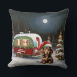 Almofada Winter Dachshund Caravan Christmas Adventure<br><div class="desc">Adotar a magia de uma noite de inverno nevada enquanto uma caravana desliza graciosamente através da paisagem iluminada pela lua. A beleza serena da neve escutadora e o brilho encantador da lua criam uma cena cativante,  prometendo uma aventura inesquecível de Natal cheia de calor,  alegria e memórias queridas.</div>