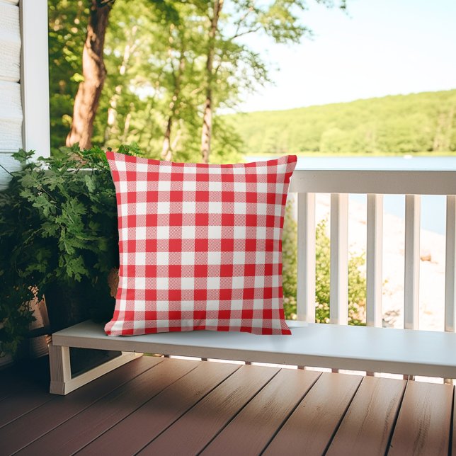 Almofada Xadrez Clássica de Gingham Vermelho e Branco (Classic Red and White Gingham Plaid Porch Pillow)