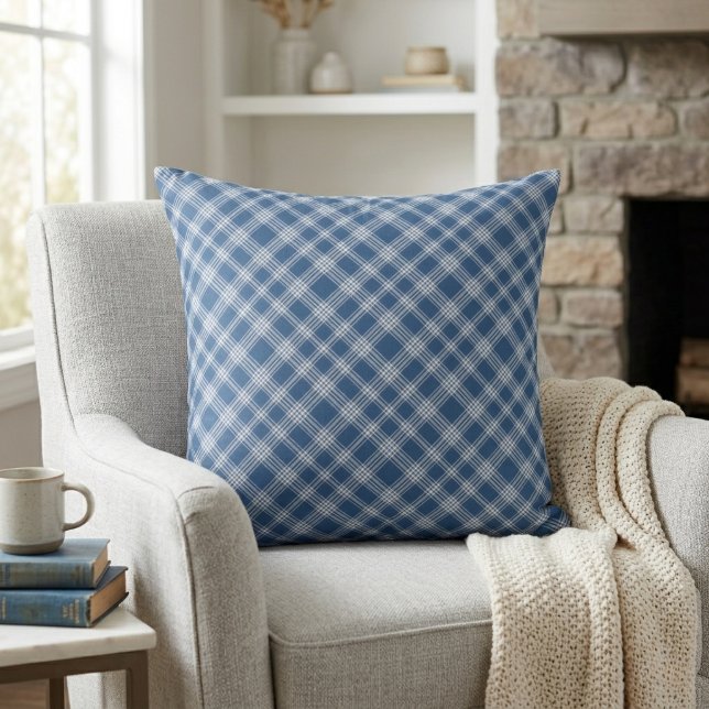 Almofada Xadrez de verificação de diagnóstico branco e azul (Classic Blue and White Diagonal Check Plaid Throw Pillow)
