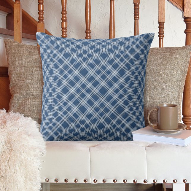Almofada Xadrez de verificação de diagnóstico branco e azul (Classic Blue and White Diagonal Check Plaid Throw Pillow)