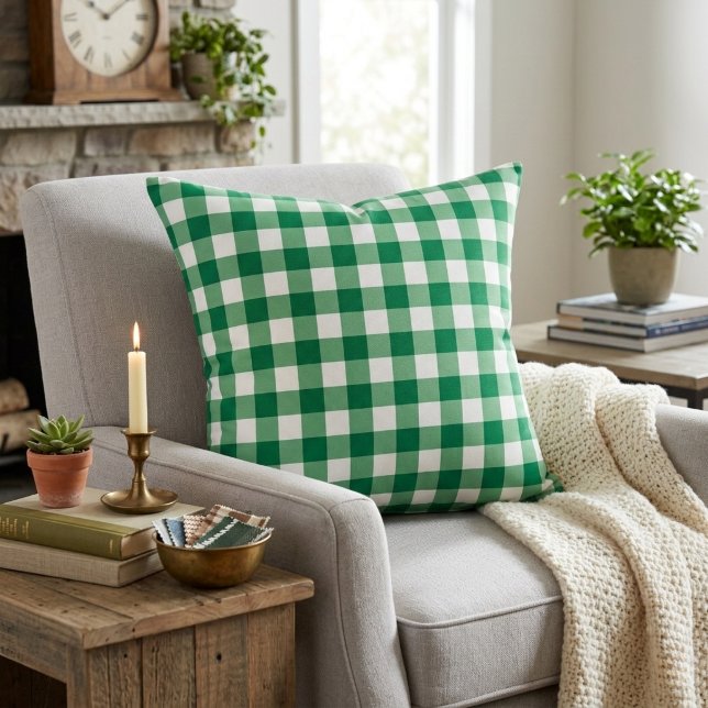 Almofada Xadrez Escocês Verde e Branco Clássico (Classic Green And White Gingham Plaid Throw Pillow)