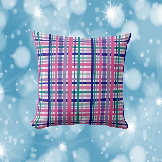 Almofada Xadrez Padrão Penteado Marinho Púrpura Azul Berry  (A throw pillow with a purple, teal, pink and blue plaid pattern.)