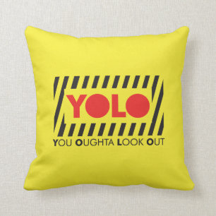 Almofada YOLO com cuidado vermelho