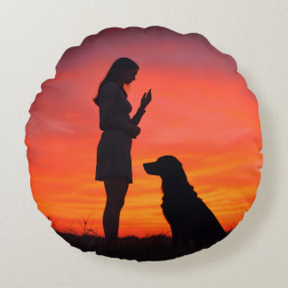 Almofadas de lançamento de cachorro e menina