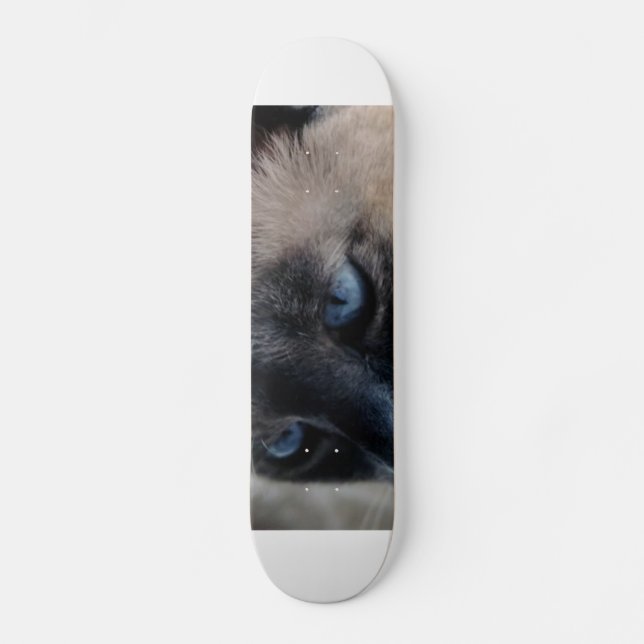 Aloof Siamese Cat Skateboard (Frente)