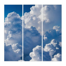 Altas nuvens brancas espessas em céus azuis verão