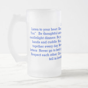 Ame regras em uma caneca de vidro alta gelado