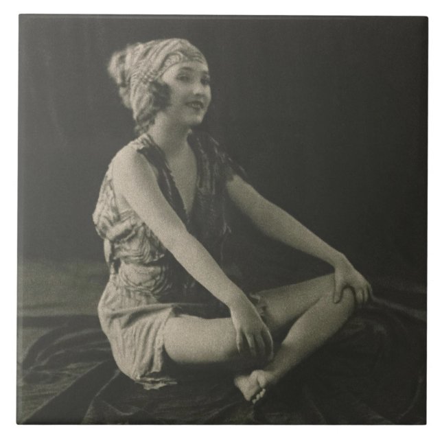 Ame uma pobre garota de barriga sentada entre pern (Frente)