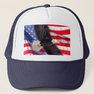 Americano Eagle com o boné da bandeira americana