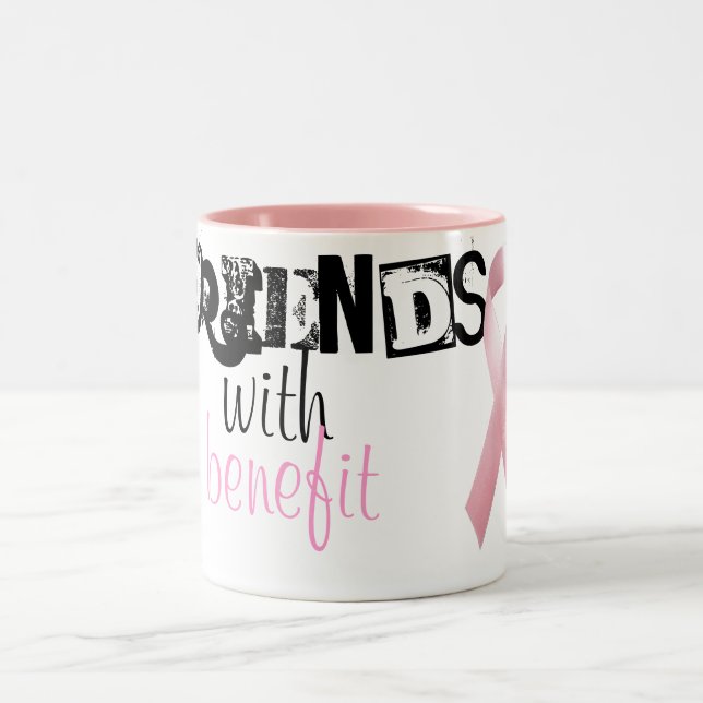 Amigos com caneca do benefício (Centro)