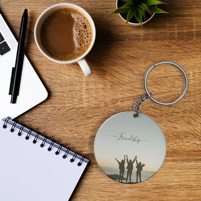 Amigos durante o chaveiro de monograma do pôr do s (Friends during sunset monogram keychain)