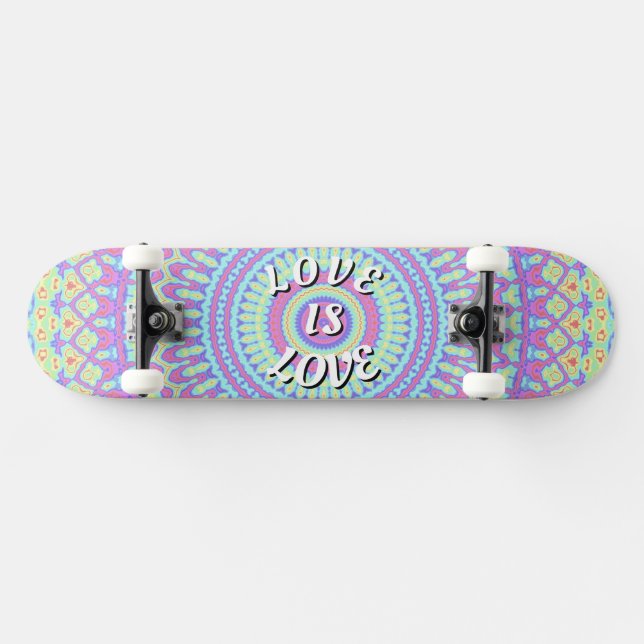 Amor é Amor Pride Skateboard (Horz)