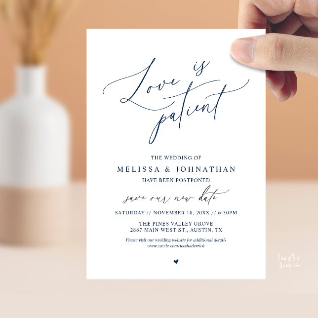 “Amor é Paciente” Anúncio de Adiamento de Casament (“Love Is Patient” Wedding Postpone Announcement Date Change Card in Navy Blue)