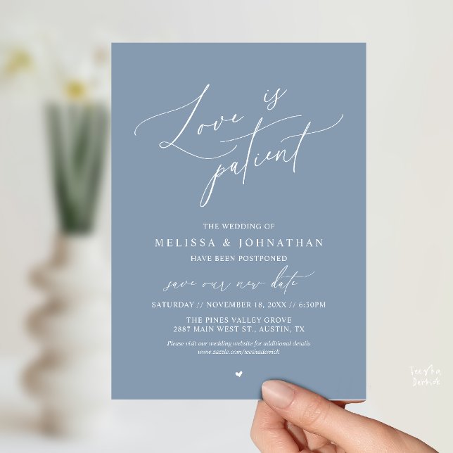 “Amor é Paciente” Anúncio de mudança de data de ca (“Love Is Patient” Wedding Postpone Announcement Date Change Card in Dusty Blue)