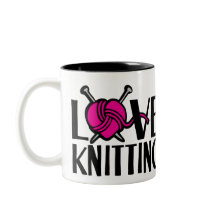 Amor tricotar uma caneca de lã rosa