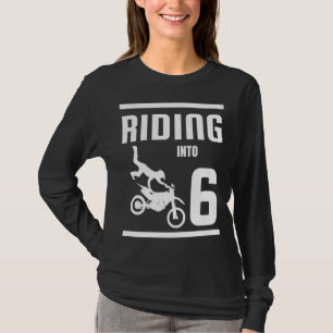 Andando Em Uma Bicicleta De Camisa De 6 De 6 Anos