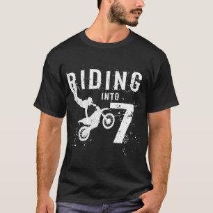 Andando Em Uma Bicicleta De Camisa De 7 De 7 Anos
