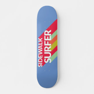 Andar de skate do surfer Sidewalk